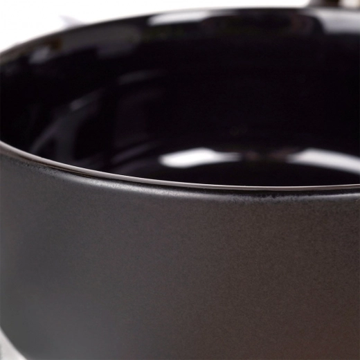 Contraste élégant : mat à l’extérieur, brillant à l’intérieur