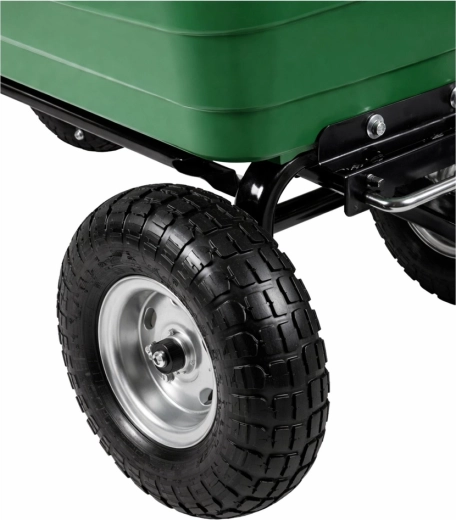 Quatre grandes roues pneumatiques pour tous terrains