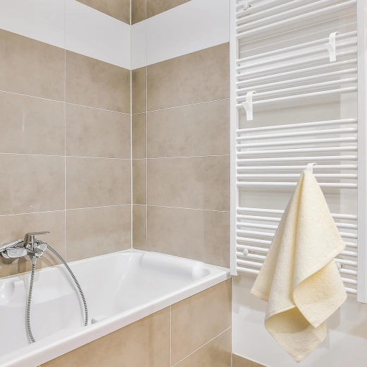 Ordre près du radiateur et dans la salle de bain