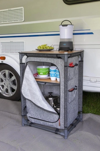 Organisation pratique avec étagères et poches