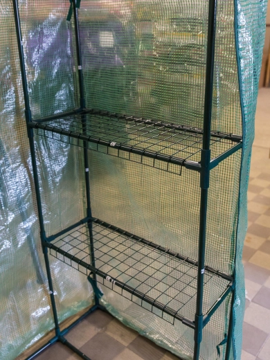 Étagères spacieuses et robustes pour les semis