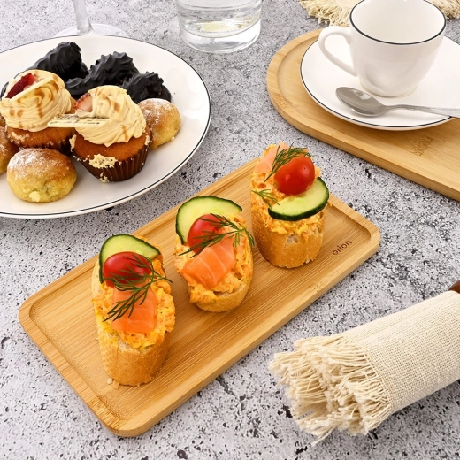 Service élégant des entrées et des desserts