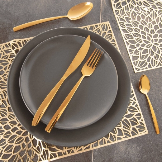 Design doré pour une table festive et moderne