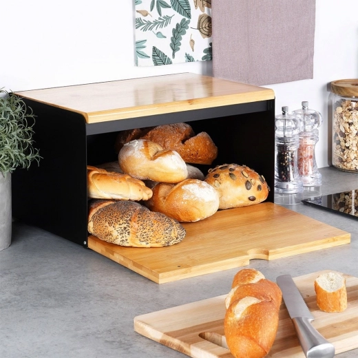 Le couvercle supérieur sert de planche à découper