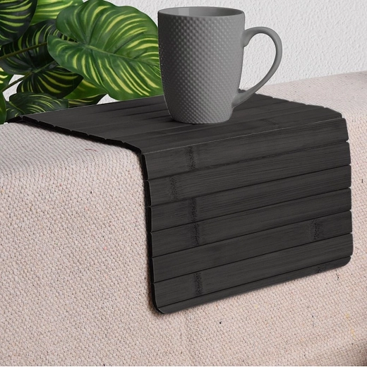 Surface stable sur l’accoudoir du canapé