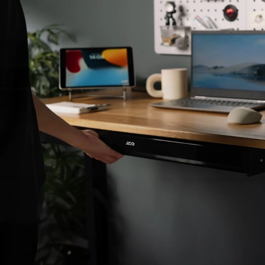 Espace de rangement dissimulé sous le plateau