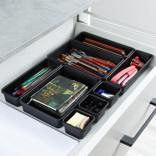 Rangement clair des petites fournitures de bureau et objets du quotidien