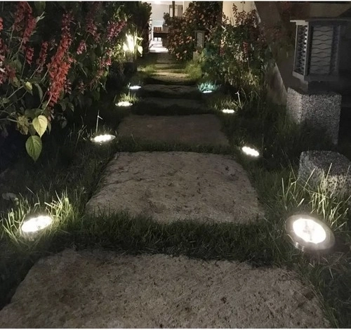 Éclairage stylé des allées de jardin