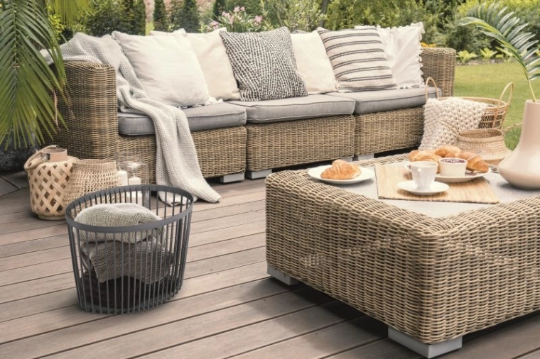 Deux en un : panier de rangement et table d’appoint