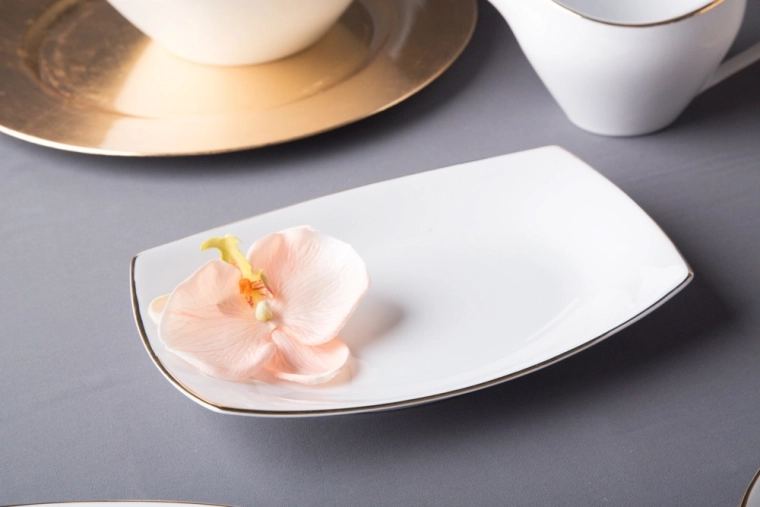 Plat polyvalent pour le service