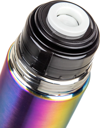 Bouchon à bouton-poussoir pour un service facile