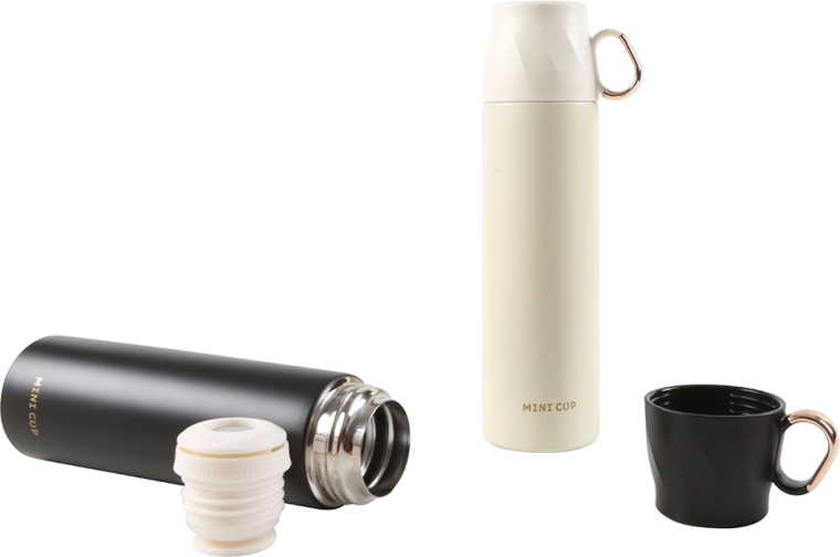 Couvercle en forme de tasse pour un service pratique