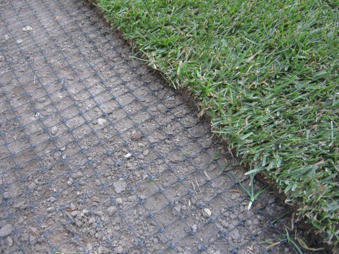 Pose facile sous la pelouse