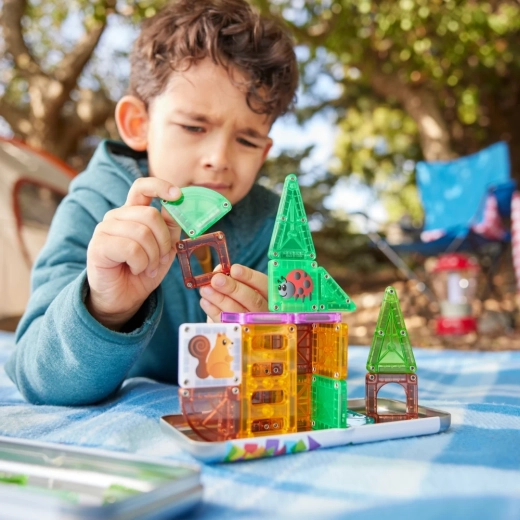 Construction créative avec des pièces magnétiques en 2D et 3D