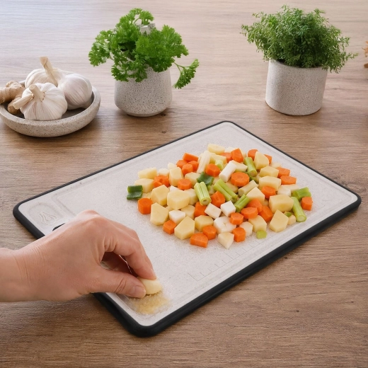 Surface pratique avec angle pour l’ail