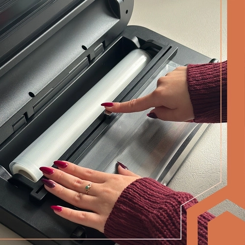 Coupe-film intégré et réservoir pour rouleau