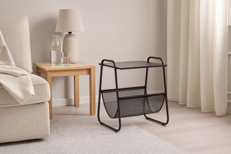 Table d’appoint en métal avec porte-revues 40 × 40 × 55 cm, noir