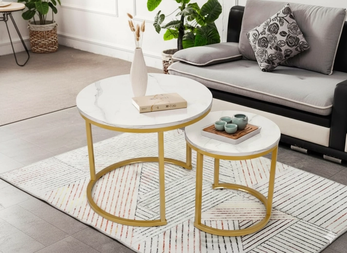 Ensemble de deux tables basses rondes avec décor marbre, métal doré