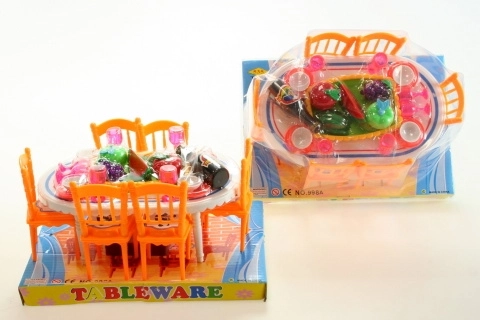 Table avec repas pour poupées avec chaises et vaisselle