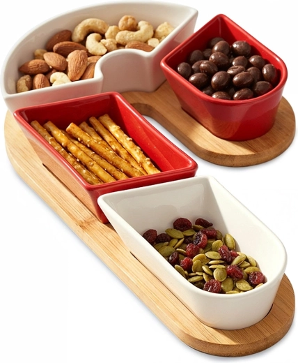 Petites coupelles en céramique pour amuse-bouches sur plateau en bambou, set 5 pièces