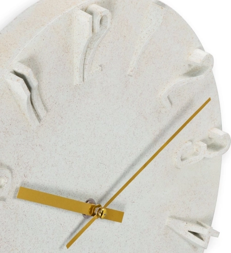 Chiffres 3D et aiguilles dorées