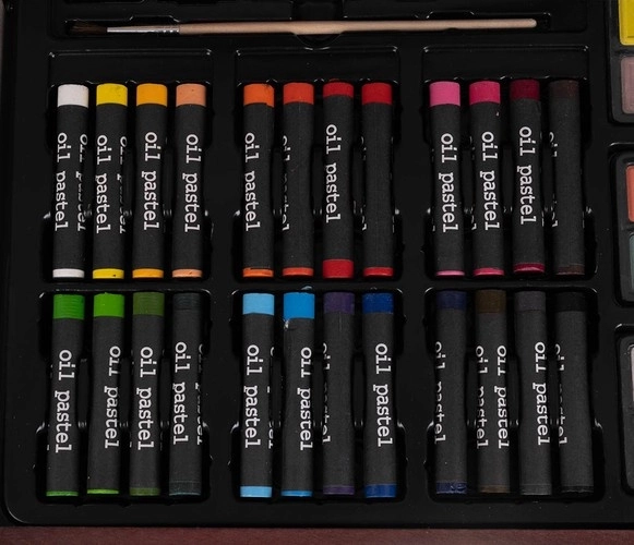Ensemble de peinture dans une valise