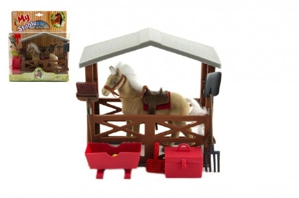 Cheval dans une étable avec accessoires
