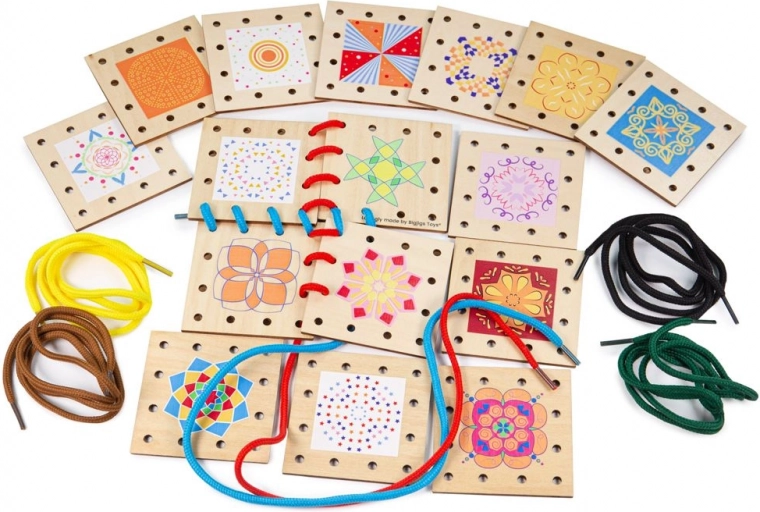 16 plaquettes en bois et de nombreuses ficelles