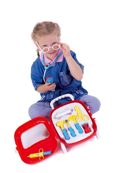 Ensemble de docteur avec stéthoscope dans une valise à roulettes