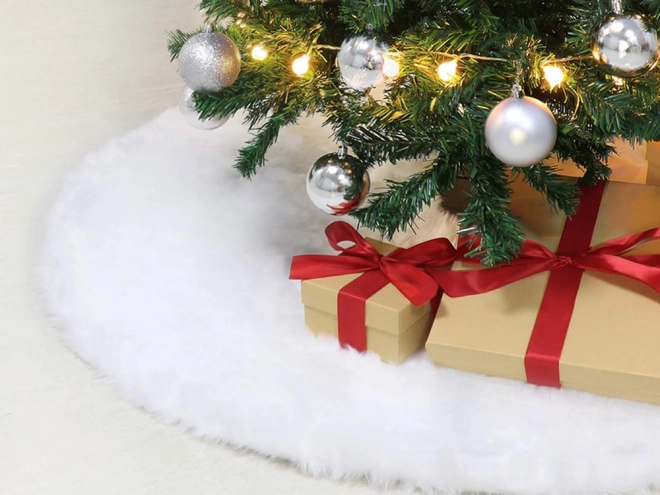 Tapis blanc duveteux sous le sapin de Noël