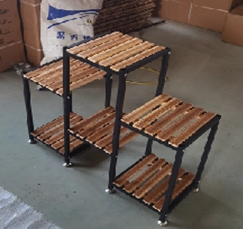 Plate-bande en bois debout avec plusieurs niveaux