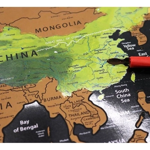 Carte du monde à gratter avec drapeaux et accessoires