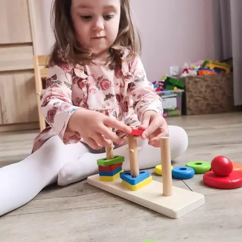 T-shirt coloré en bois avec formes