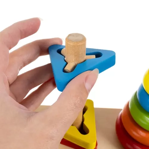 T-shirt coloré en bois avec formes