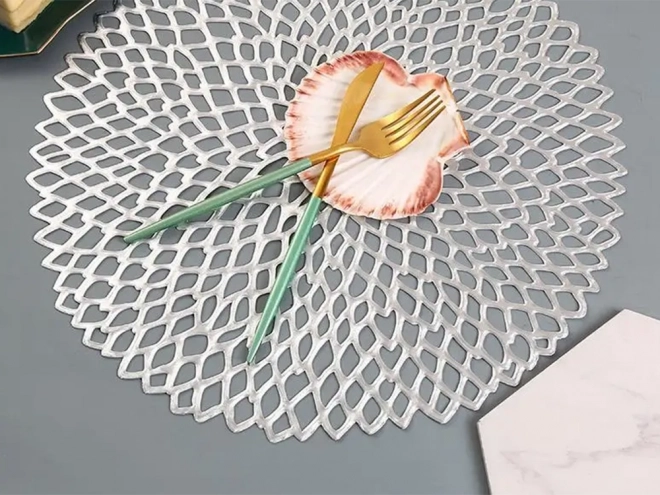 Nappe ronde en plastique ajourée