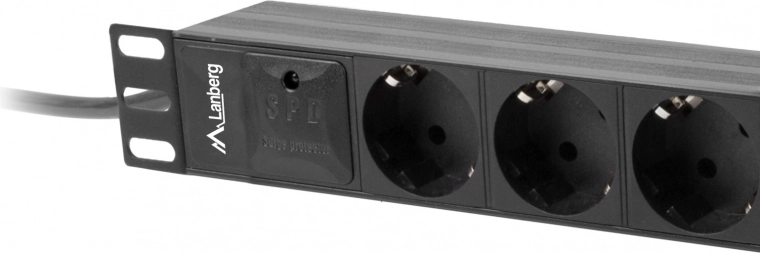 Connectivité universelle : 3x Schuko et entrée IEC C14