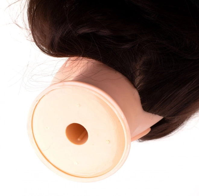 Tête de formation de coiffure cheveux naturels bruns