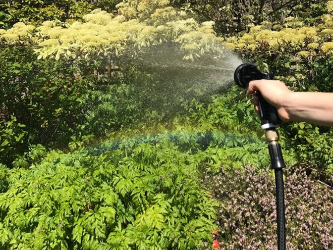 Tuyau de jardin avec pulvérisateur multifonction