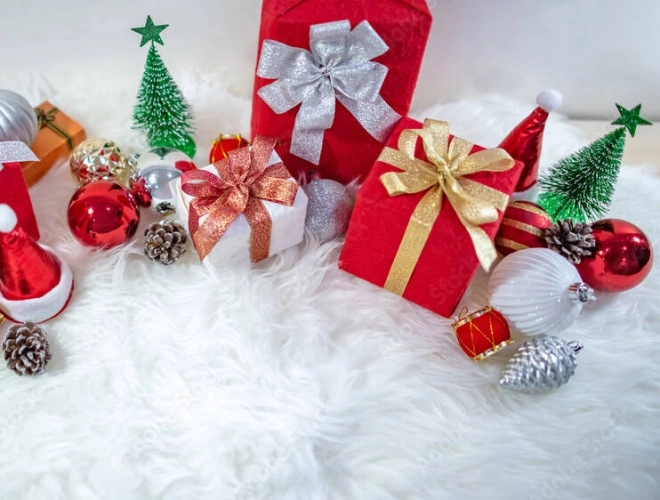 Tapis blanc duveteux sous le sapin de Noël