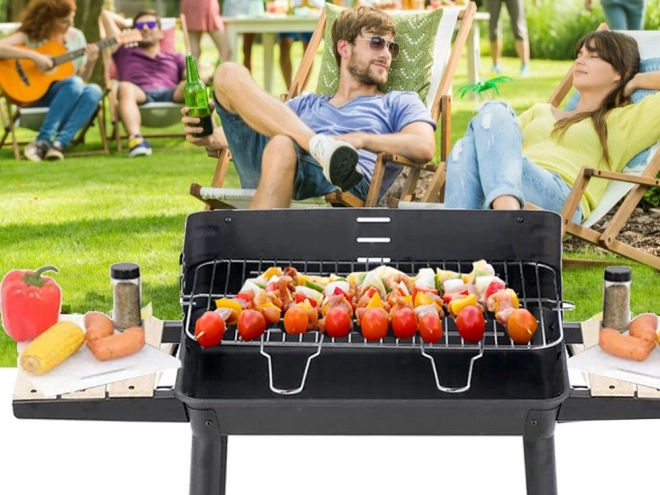 Grand barbecue de jardin au charbon de bois