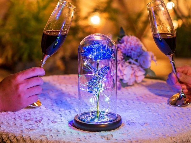 Rose éternelle dans un dôme en verre avec éclairage LED