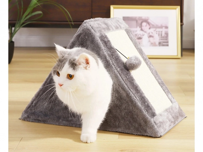 Griffoir triangulaire et maison pour chats avec balle