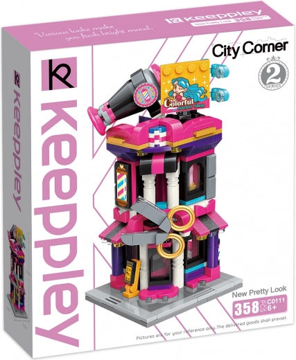 Rue vivante et colorée