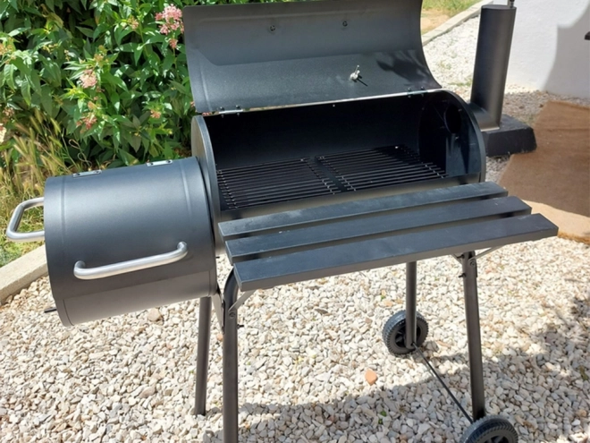 Barbecue de jardin au charbon de bois avec fumoir et roulettes