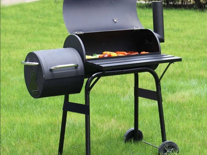 Barbecue de jardin au charbon de bois avec fumoir et roulettes