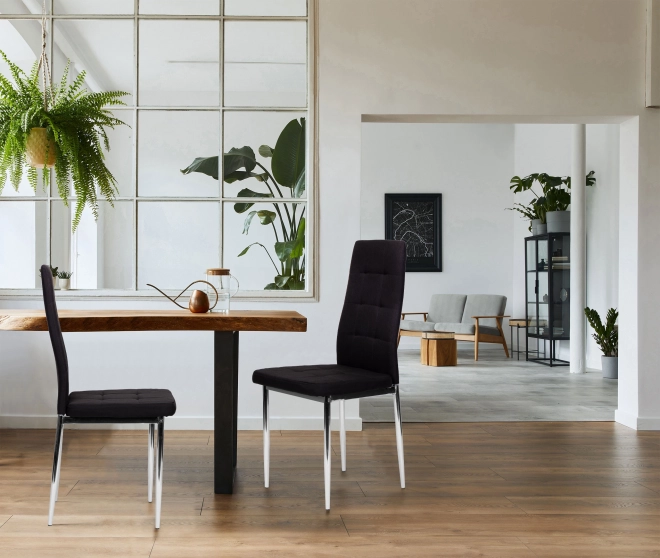 Ensemble de 4 chaises noires pour le salon et la salle à manger avec pieds chromés