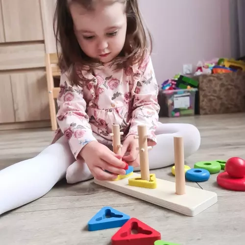 T-shirt coloré en bois avec formes