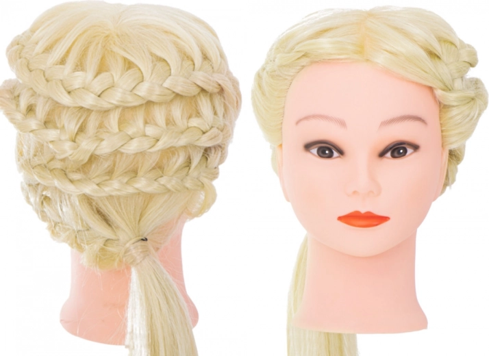 Cheveux blonds réalistes pour un entraînement parfait