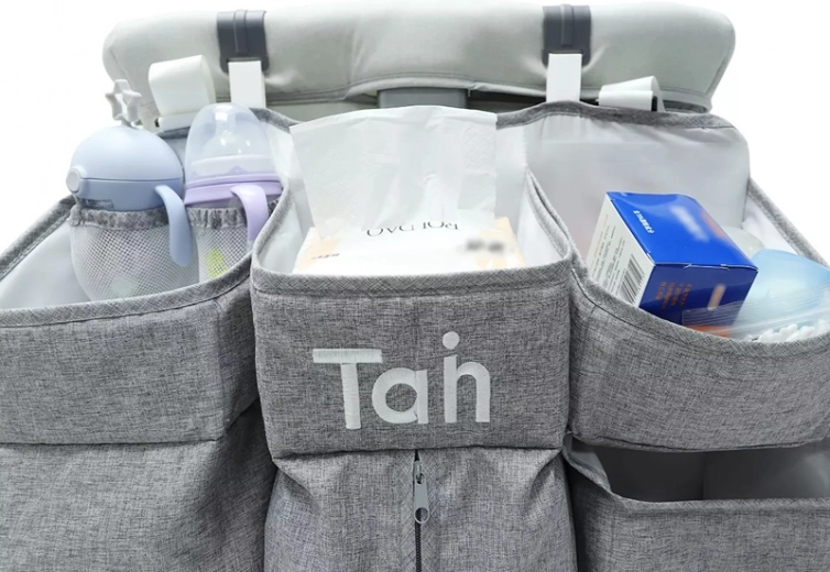 Rangement clair avec poches en maille pour petits objets