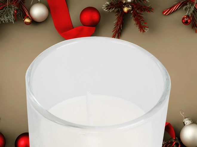 Bougies de Noël décoratives dans une couronne en verre